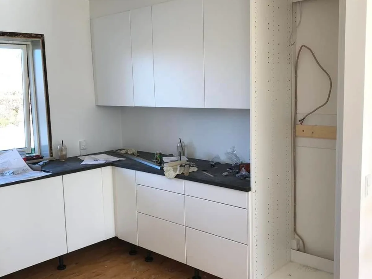 Nye trævinduer monteret i ældre hus