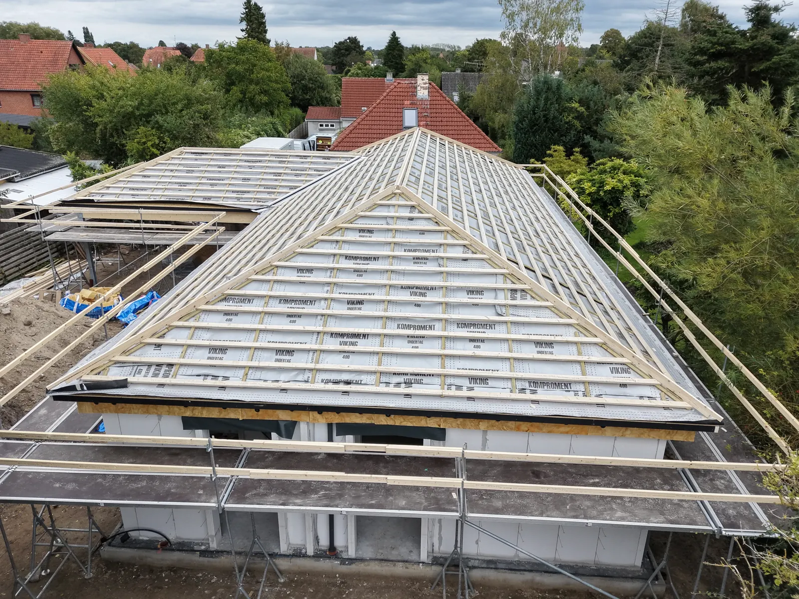 Undertag og lægter på nyt valmtag under opførelse, set fra drone