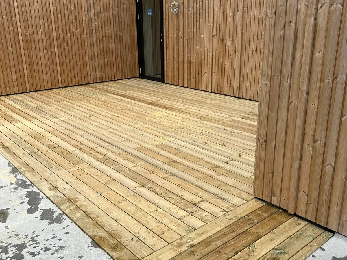 Ny træterrasse bygget i forlængelse af huset